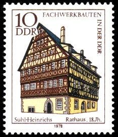 10 Pf Briefmarke: Fachwerkbauten in der DDR, Rathaus Suhl-Heinrichs